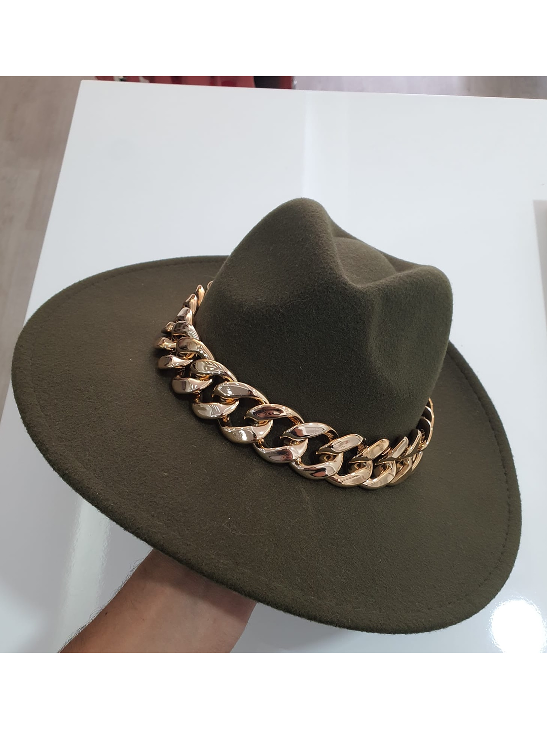 Chapéu em Lã com Detalhe de Corrente 5