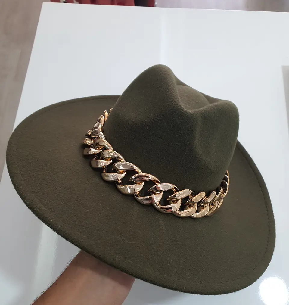 Chapéu em Lã com Detalhe de Corrente 5