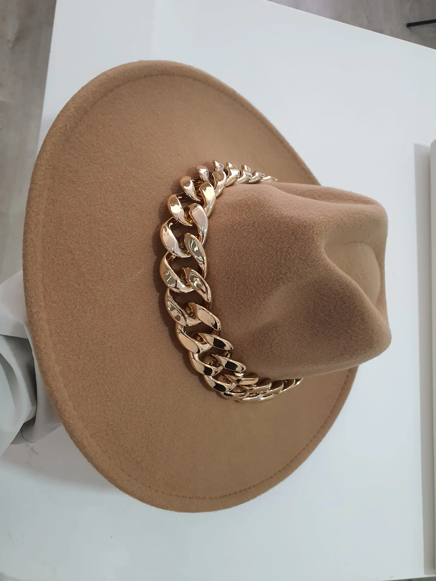 Chapéu em Lã com Detalhe de Corrente 2