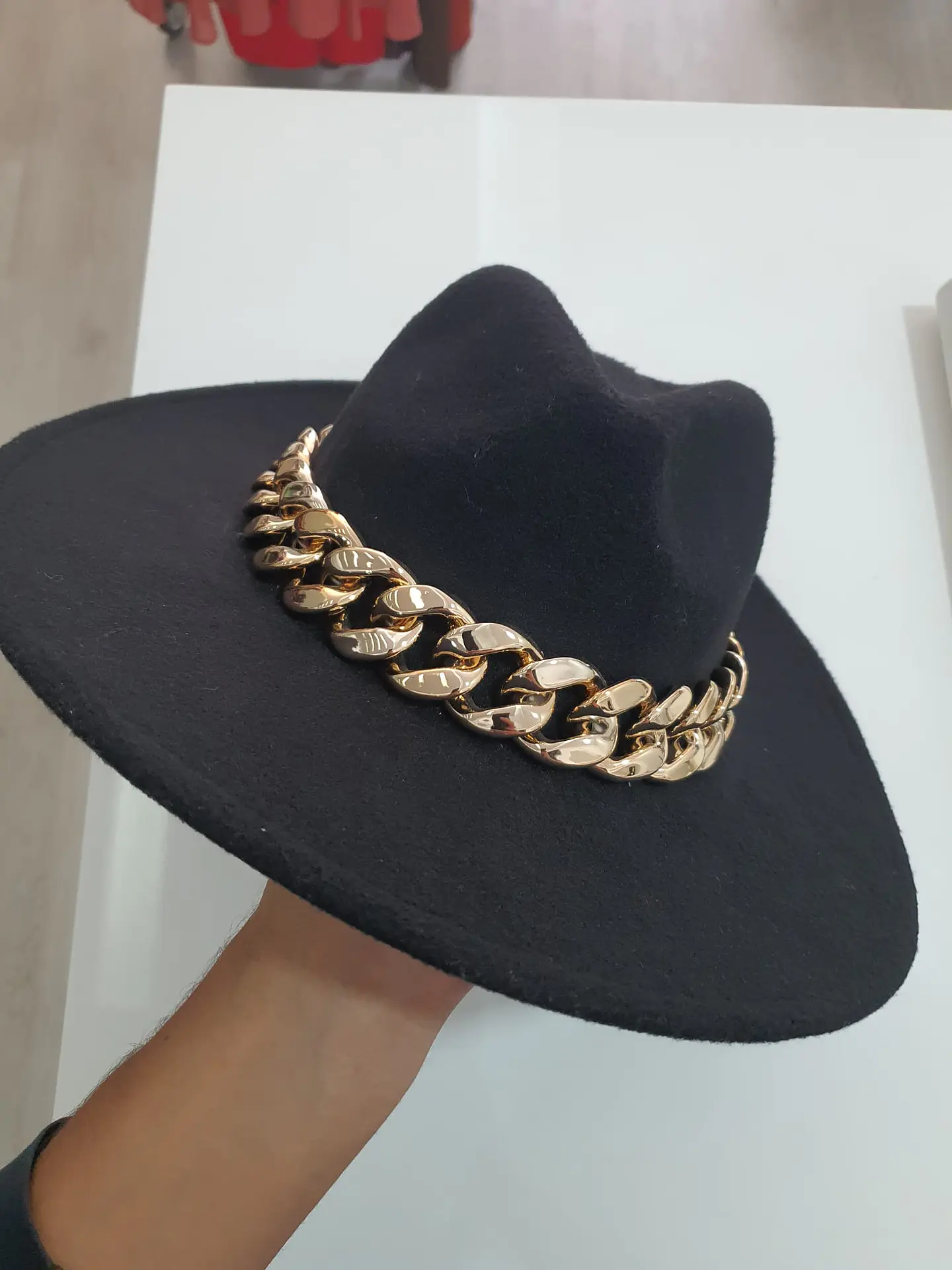 Chapéu em Lã com Detalhe de Corrente 8