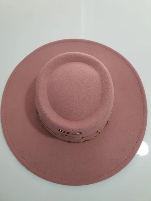 Chapéu em Lã com Corrente Decorativa