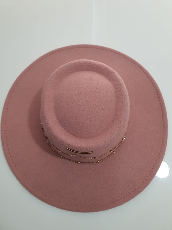 Chapéu em Lã com Corrente Decorativa 1