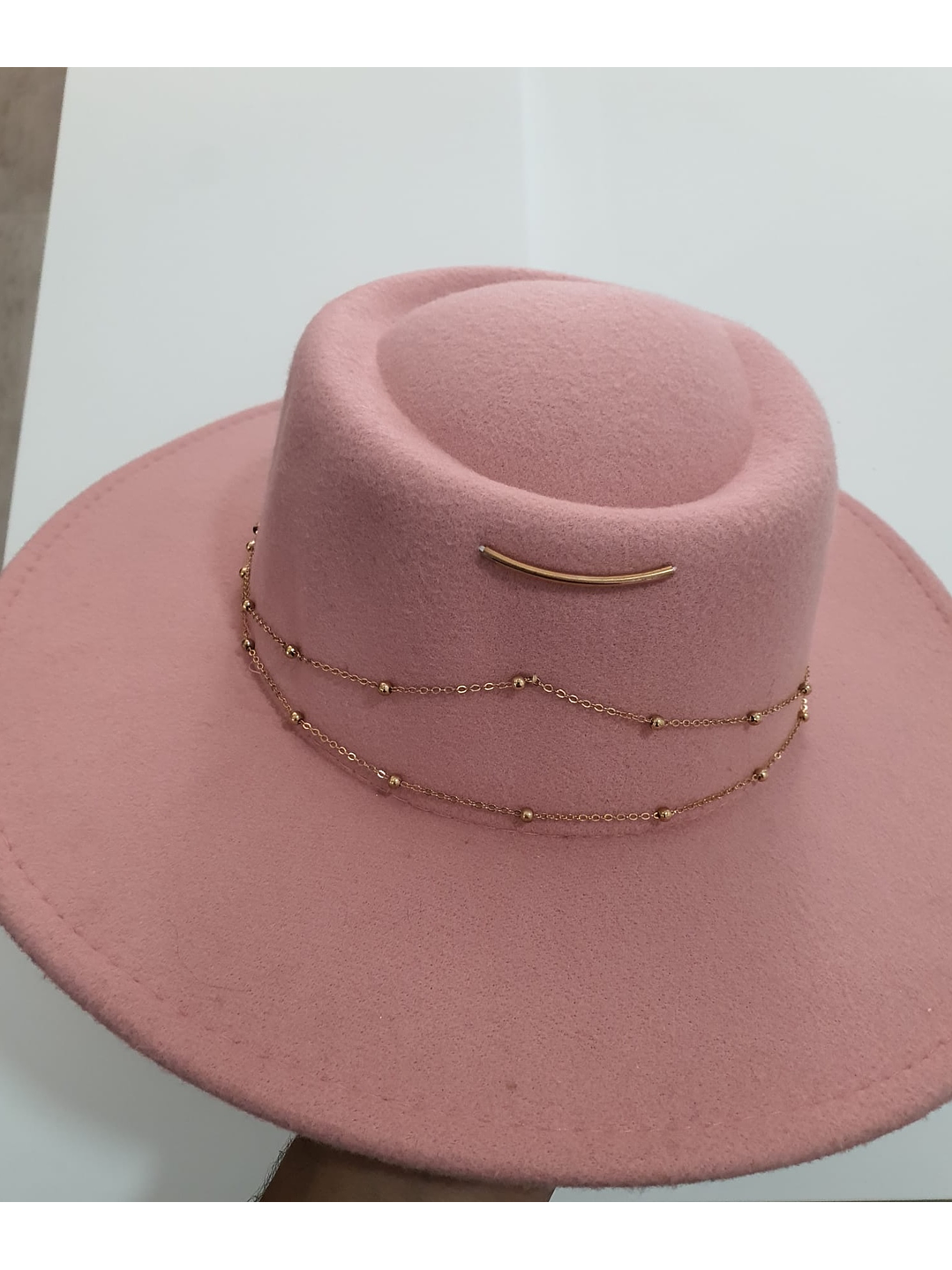 Chapéu em Lã com Corrente Decorativa 2