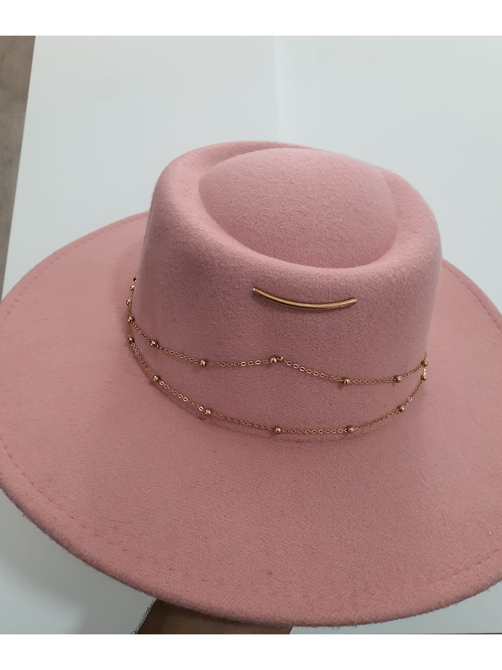 Chapéu em Lã com Corrente Decorativa 2
