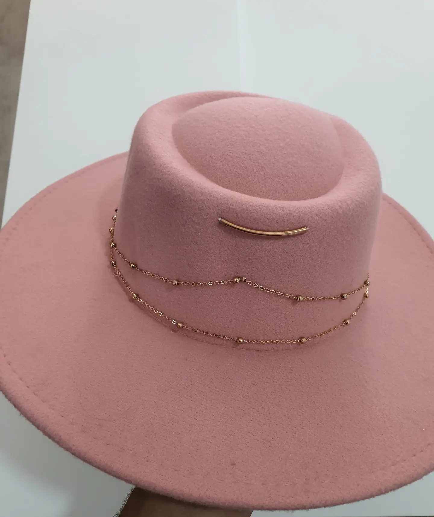Chapéu em Lã com Corrente Decorativa 2