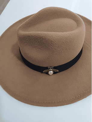 Chapéu em Lã com Aplicação Decorativa
