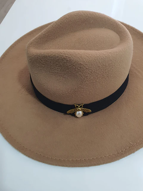 Chapéu em Lã com Aplicação Decorativa