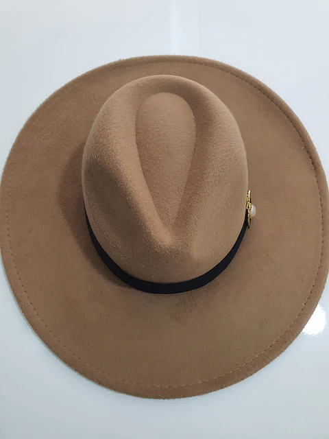 Chapéu em Lã com Aplicação Decorativa