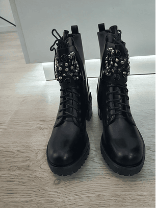 Botas Pretas com Detalhes Metálicos e Pérolas