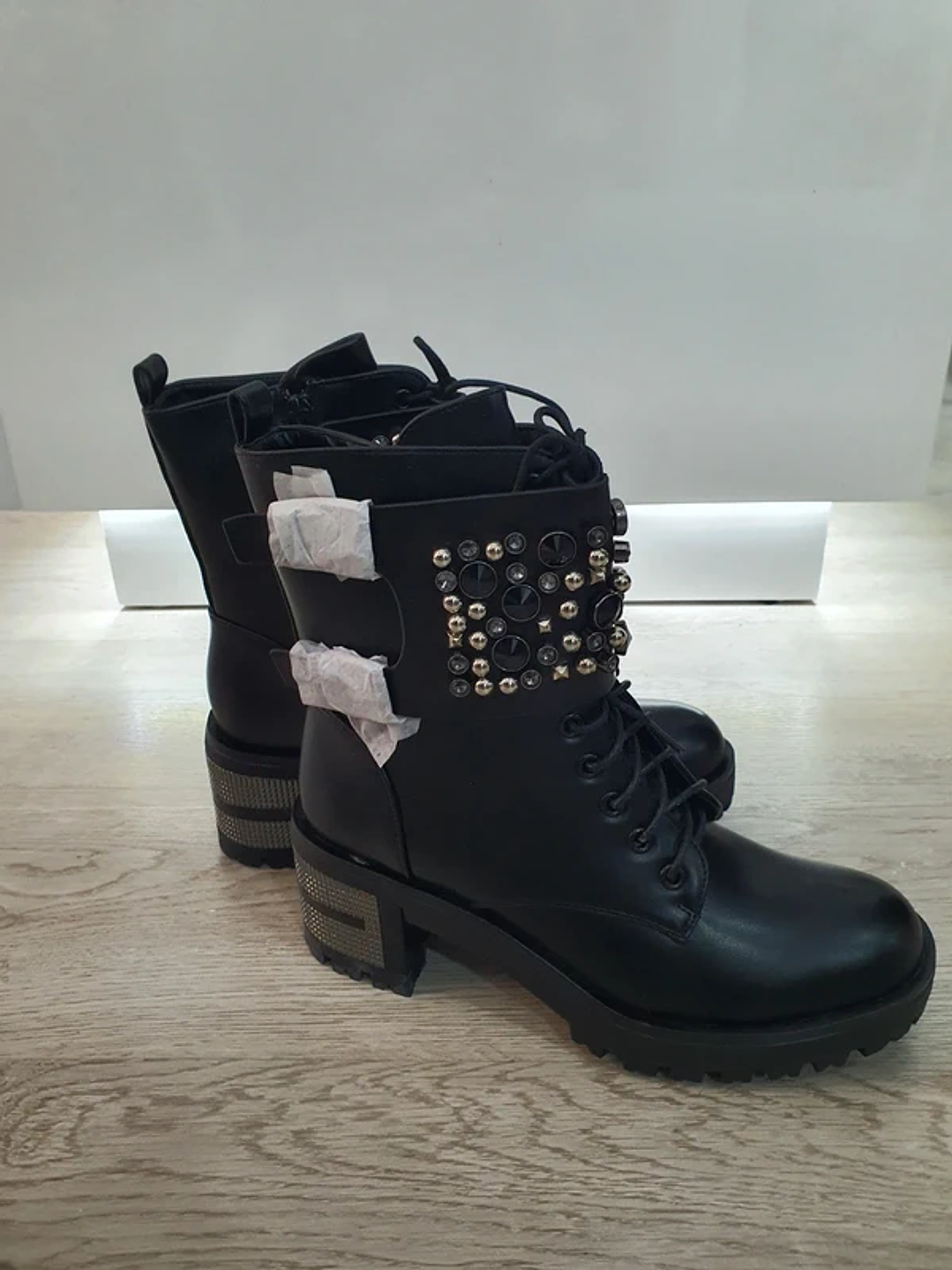 Botas Pretas com Detalhes Metálicos e Pérolas 3