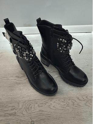 Botas Pretas com Detalhes Metálicos e Pérolas