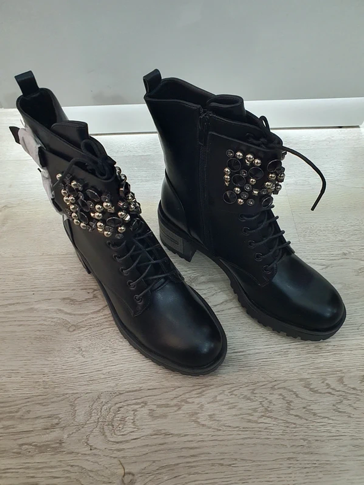 Botas Pretas com Detalhes Metálicos e Pérolas 1