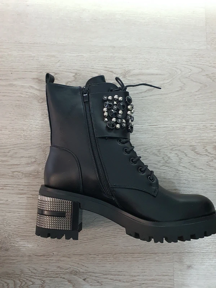 Botas Pretas com Detalhes Metálicos e Pérolas 4