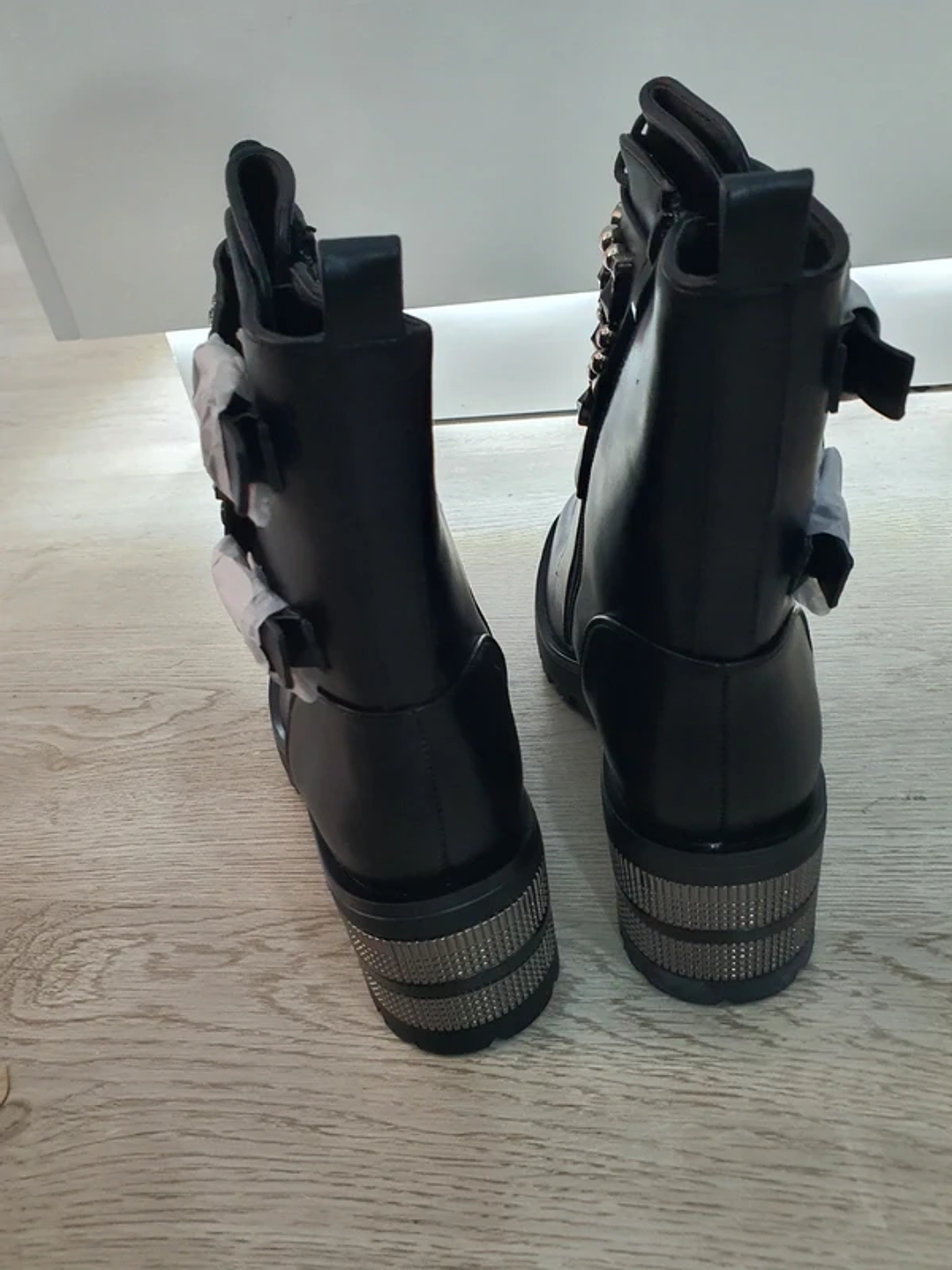 Botas Pretas com Detalhes Metálicos e Pérolas 5