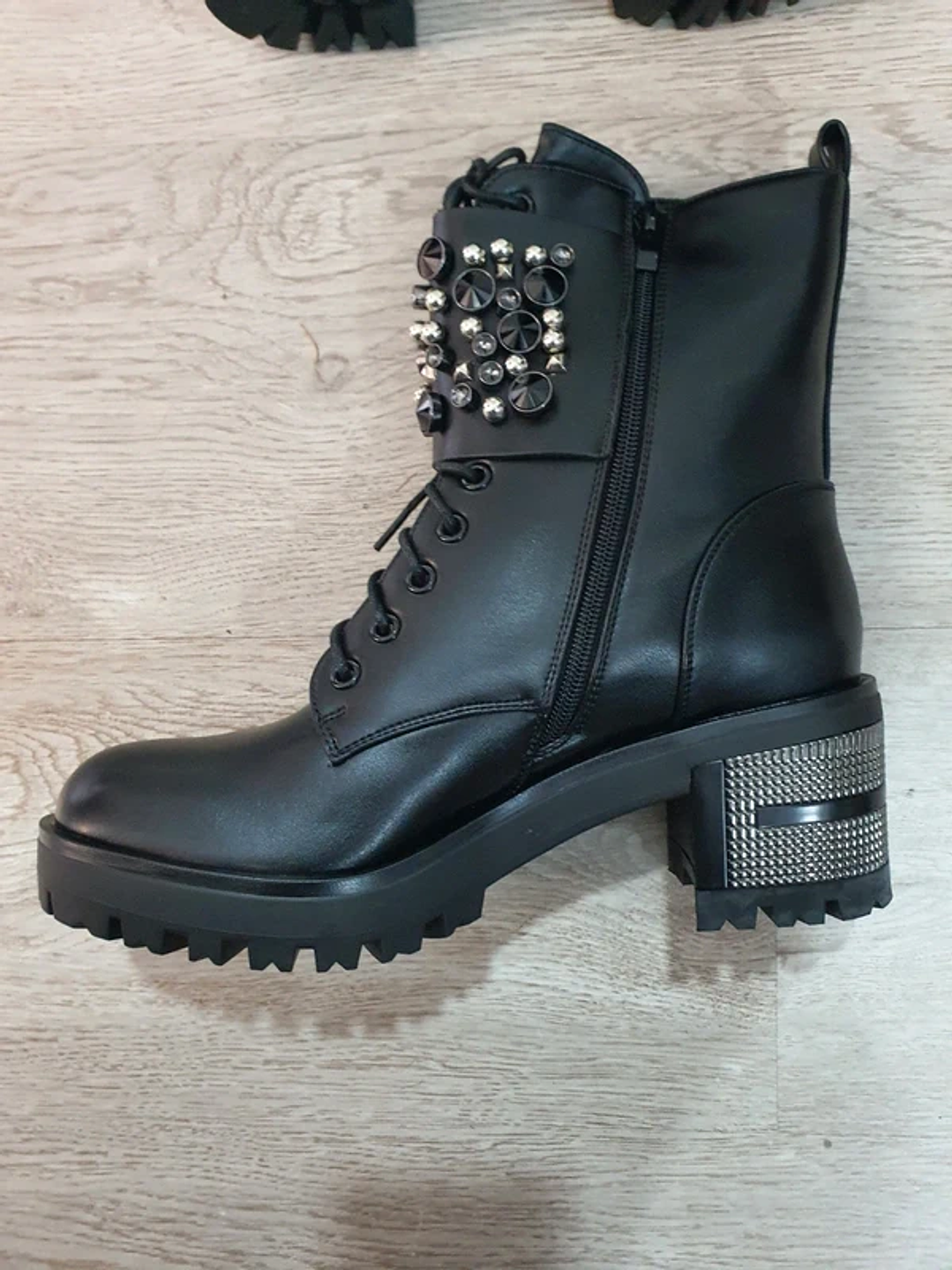 Botas Pretas com Detalhes Metálicos e Pérolas 6