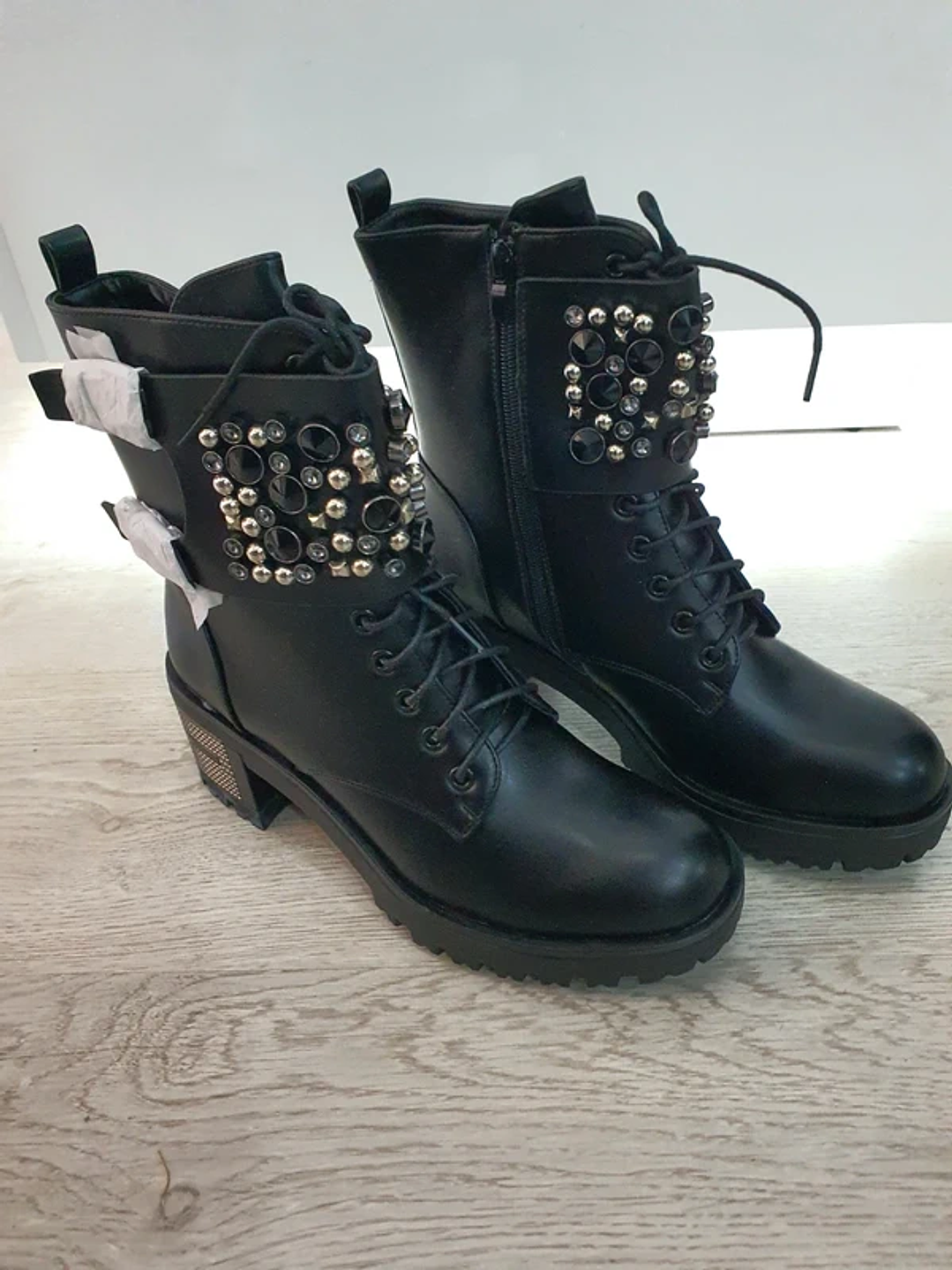 Botas Pretas com Detalhes Metálicos e Pérolas 7