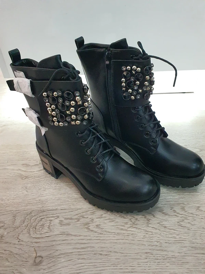 Botas Pretas com Detalhes Metálicos e Pérolas 7
