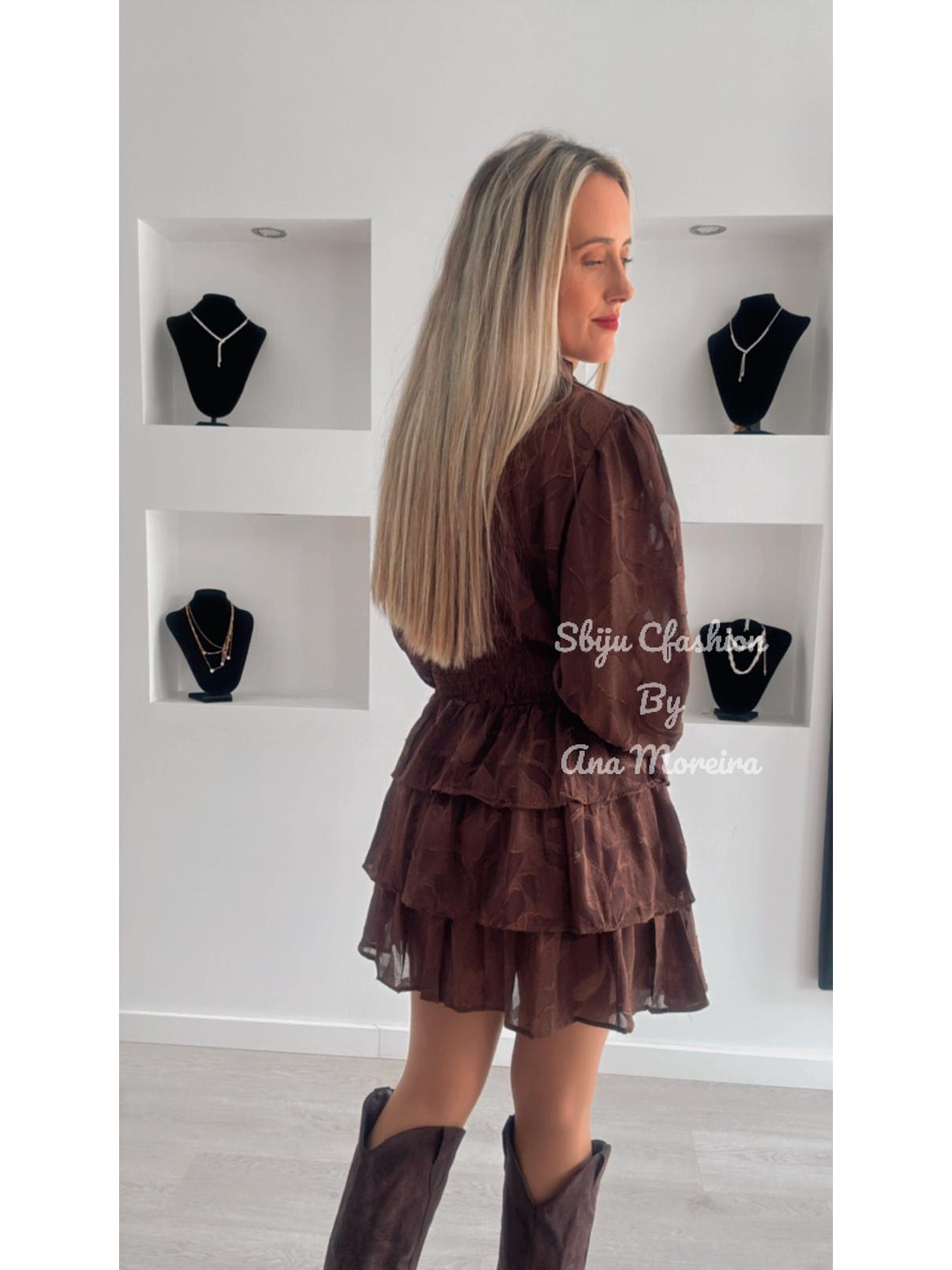 Vestido de Folhos Castanho com Padrão 2