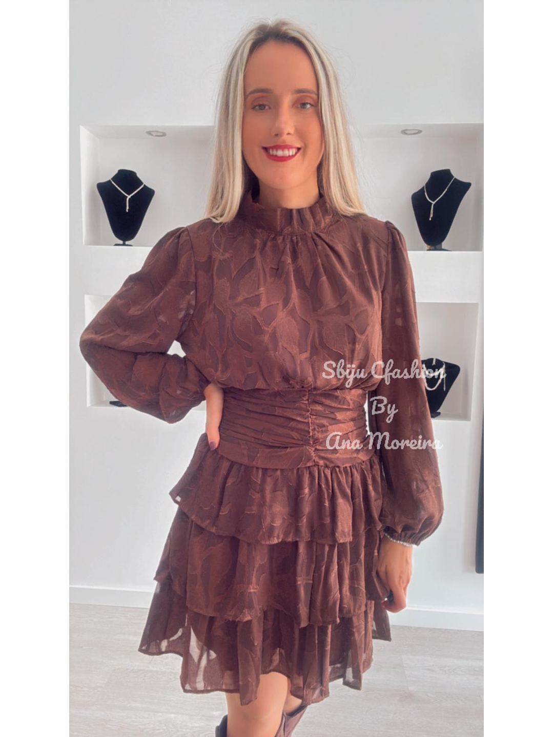 Vestido de Folhos Castanho com Padrão 4