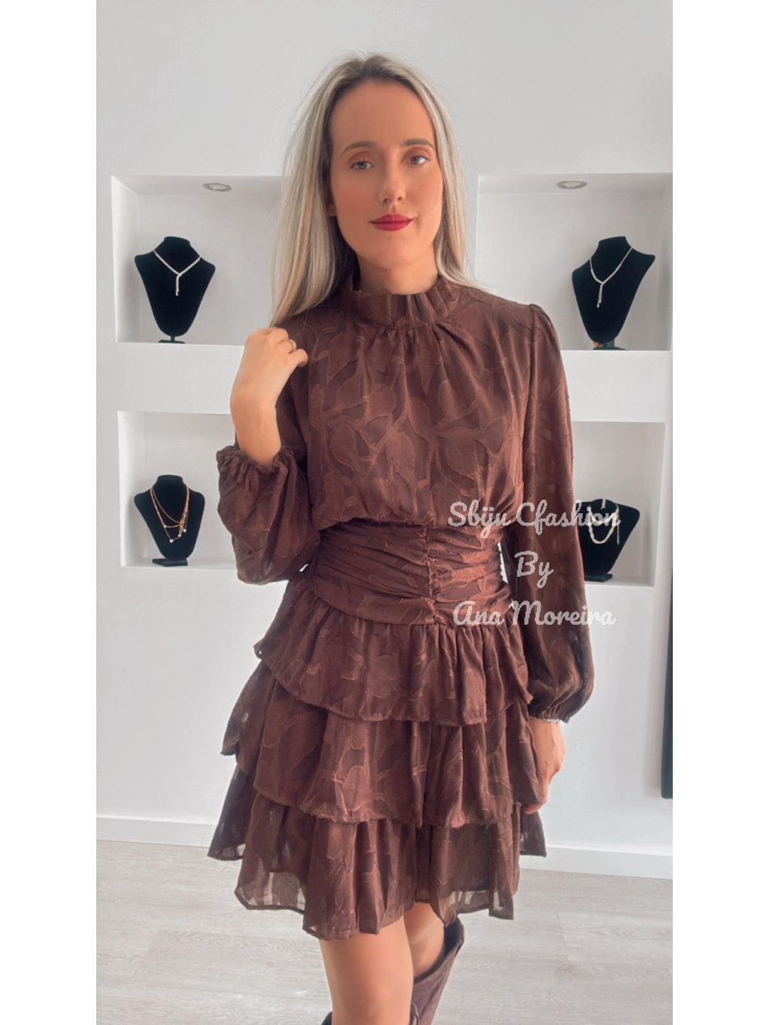 Vestido de Folhos Castanho com Padrão 3