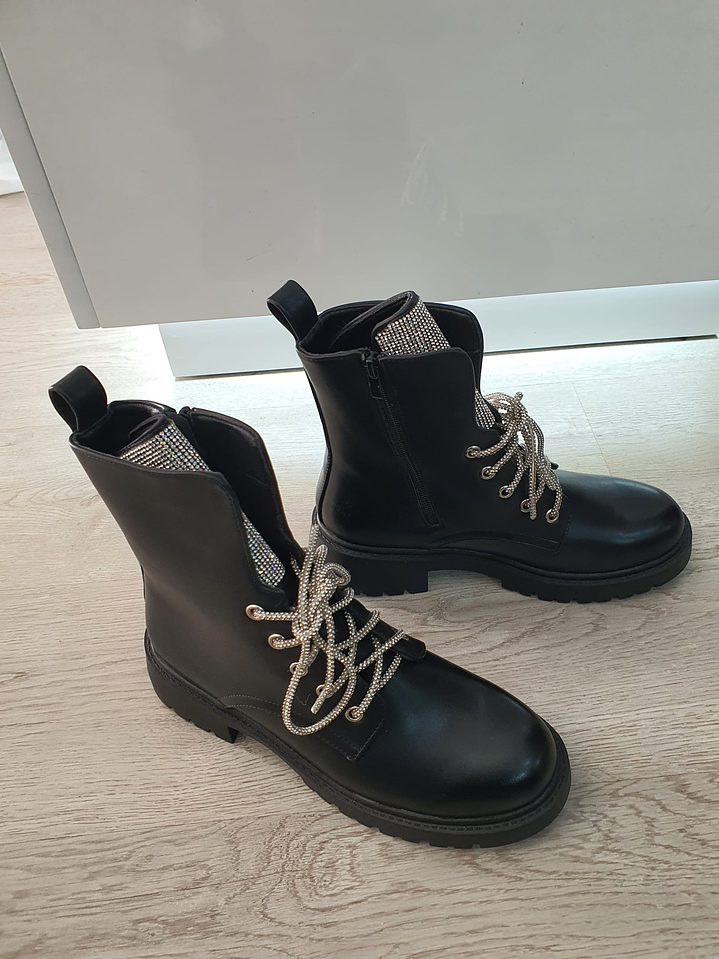 Botas com Detalhe de Brilhantes  4