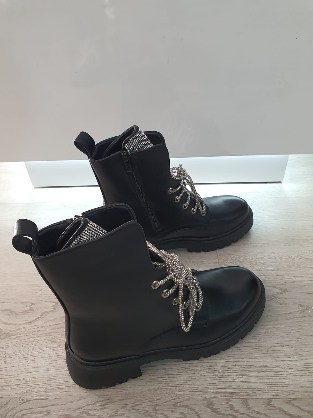 Botas com Detalhe de Brilhantes  3