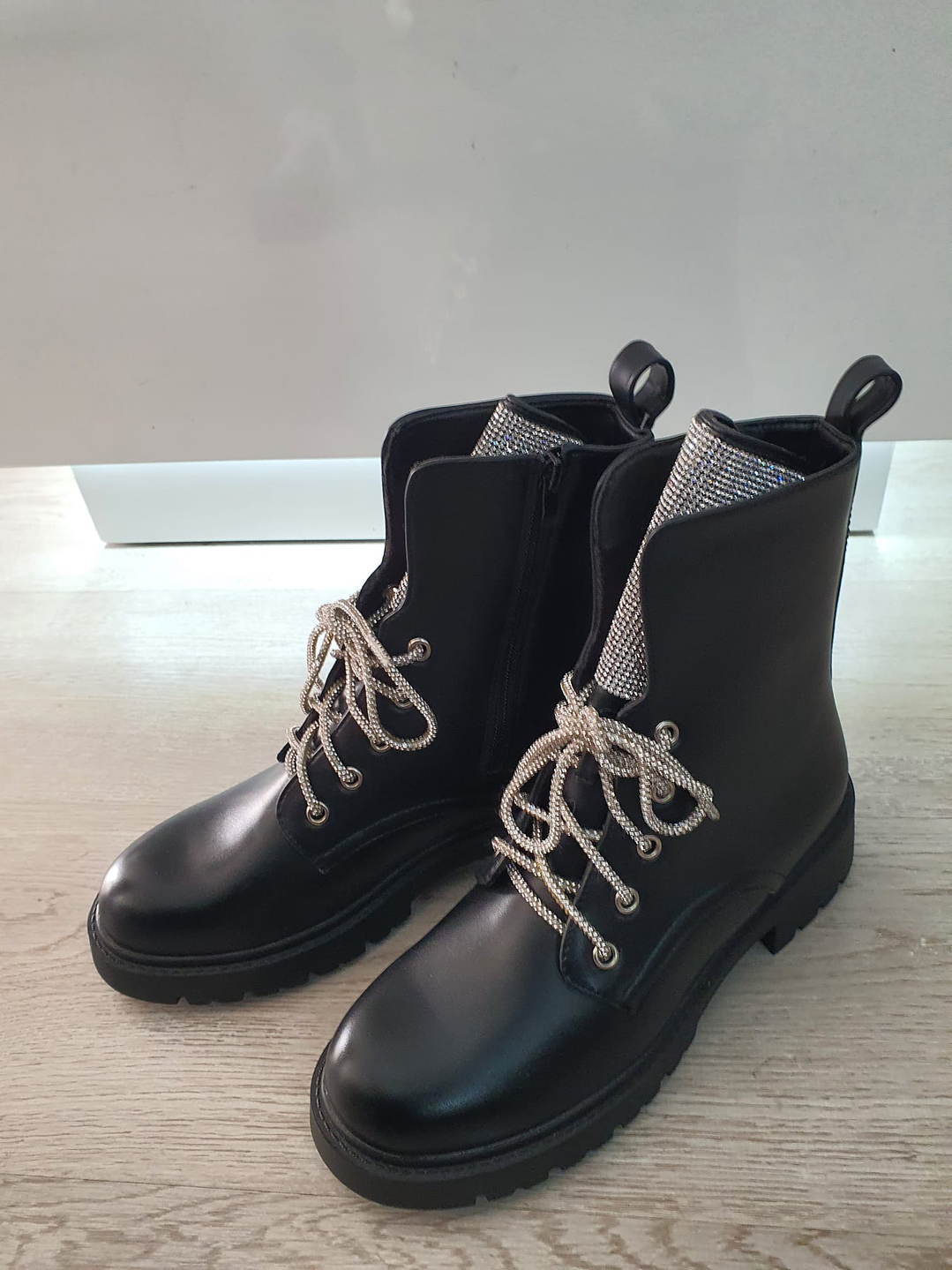 Botas com Detalhe de Brilhantes  1