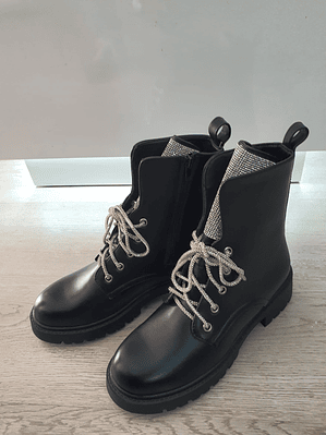 Botas com Detalhe de Brilhantes 