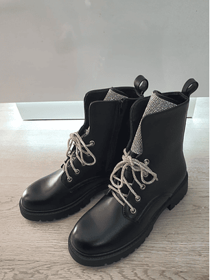Botas com Detalhe de Brilhantes