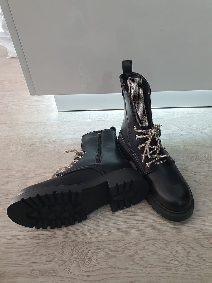 Botas com Detalhe de Brilhantes  6