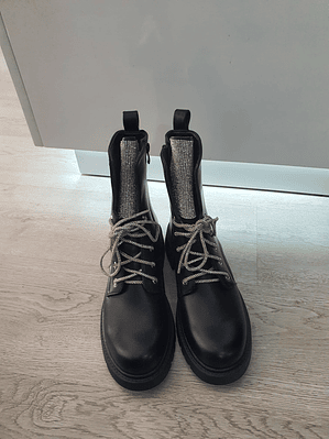 Botas com Detalhe de Brilhantes 