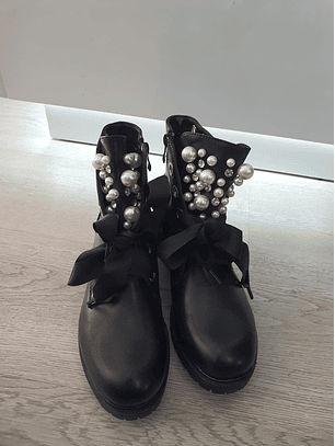 Botas com Aplicação de Pérolas
