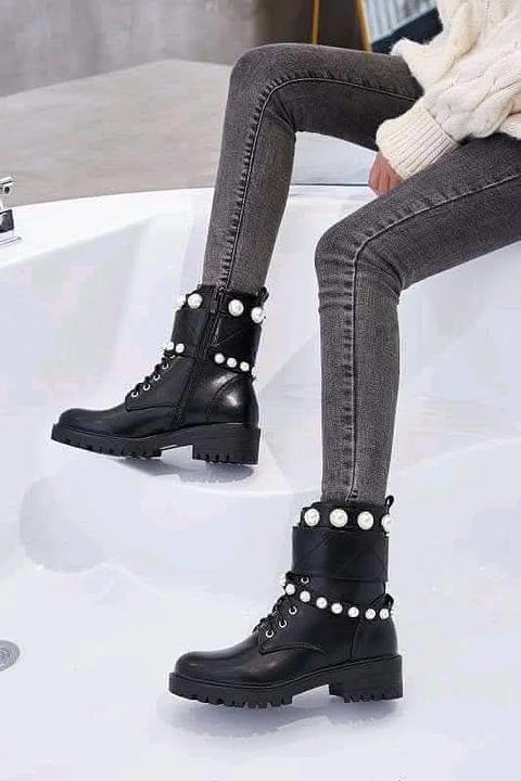 Bota Militar em Ecopele com Pérolas 