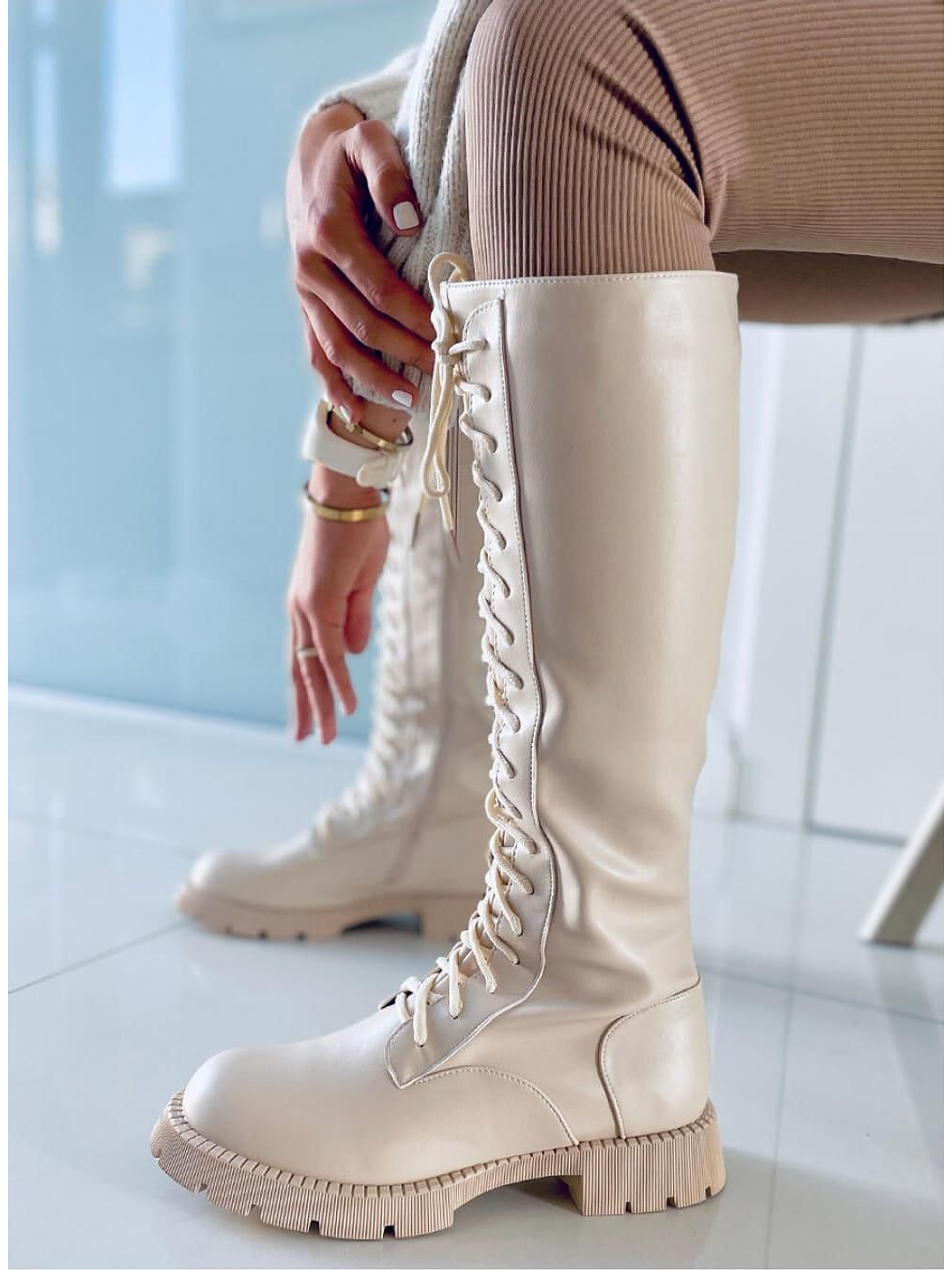 Botas de Cano Alto Bege com Cordão 1