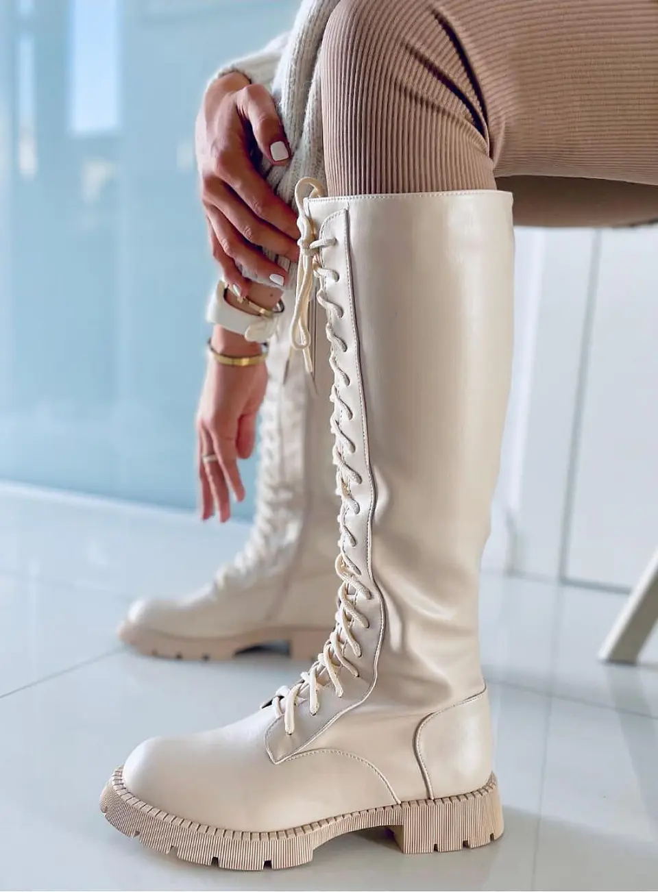 Botas de Cano Alto Bege com Cordão 1