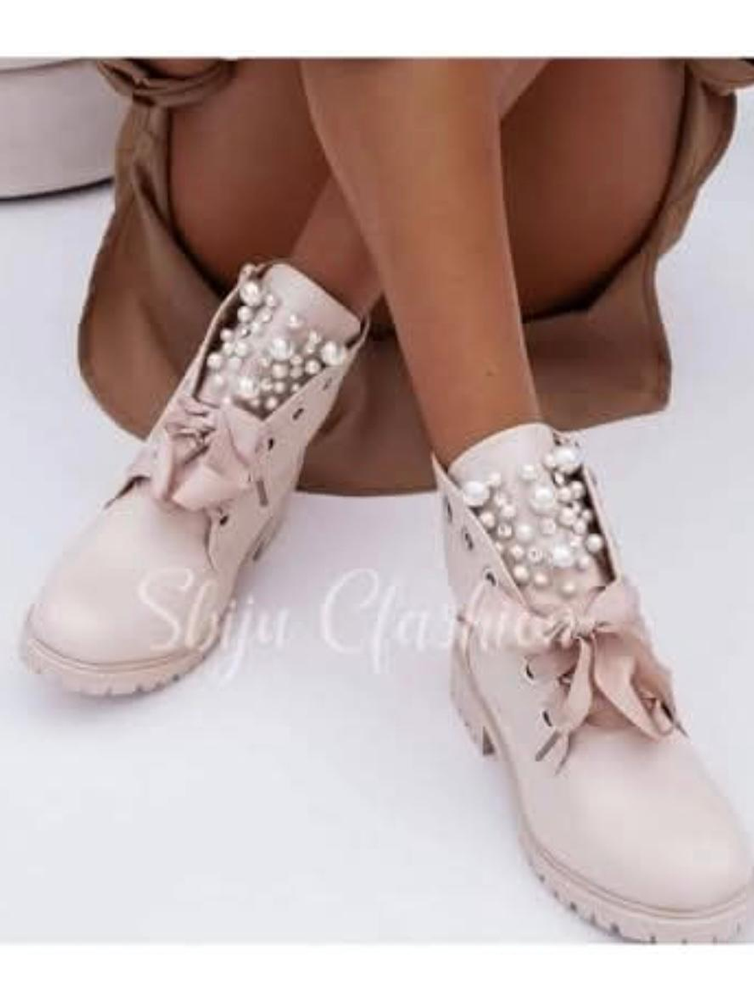 Botas com Aplicação de Pérolas 1