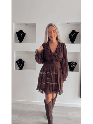 Vestido com Detalhe de Folhos no Peito