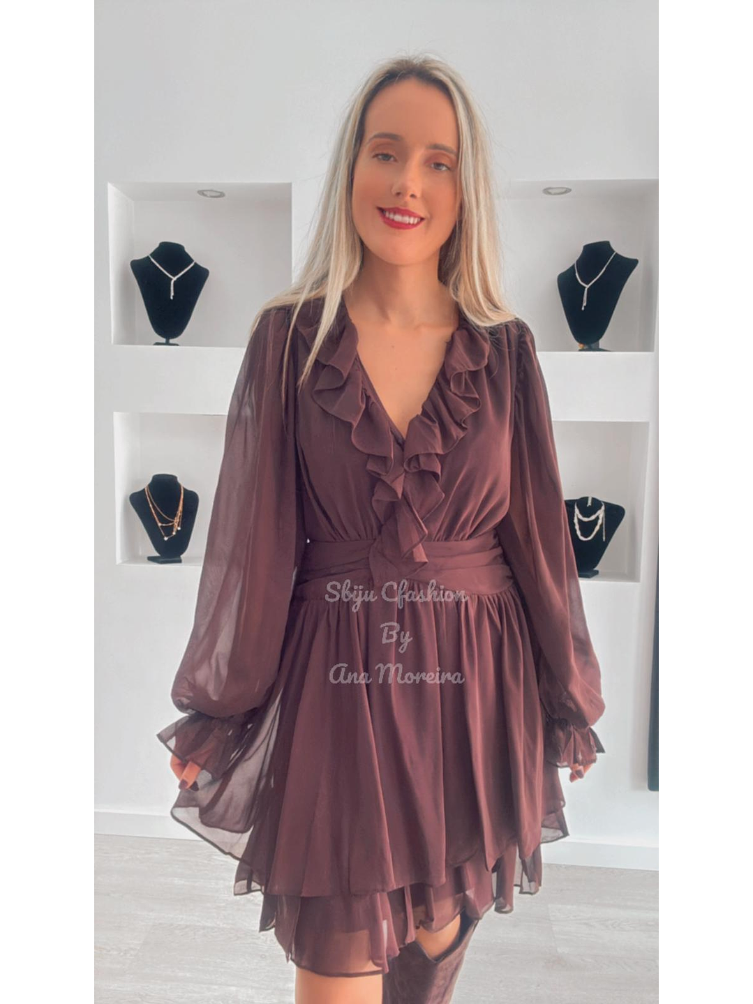 Vestido com Detalhe de Folhos no Peito 2