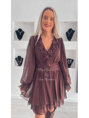 Vestido com Detalhe de Folhos no Peito