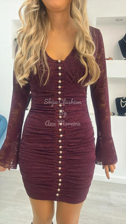 Vestido justo em renda com detalhes na frente