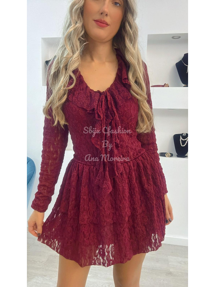 Vestido em renda com folho no peito - TU 9