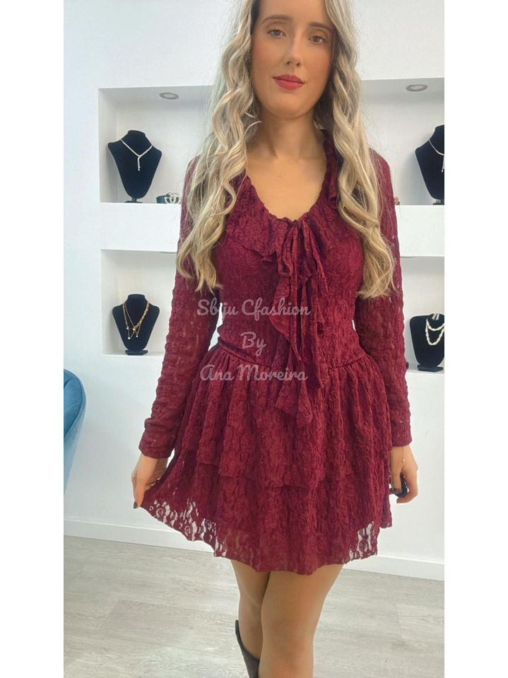 Vestido em renda com folho no peito - TU 7