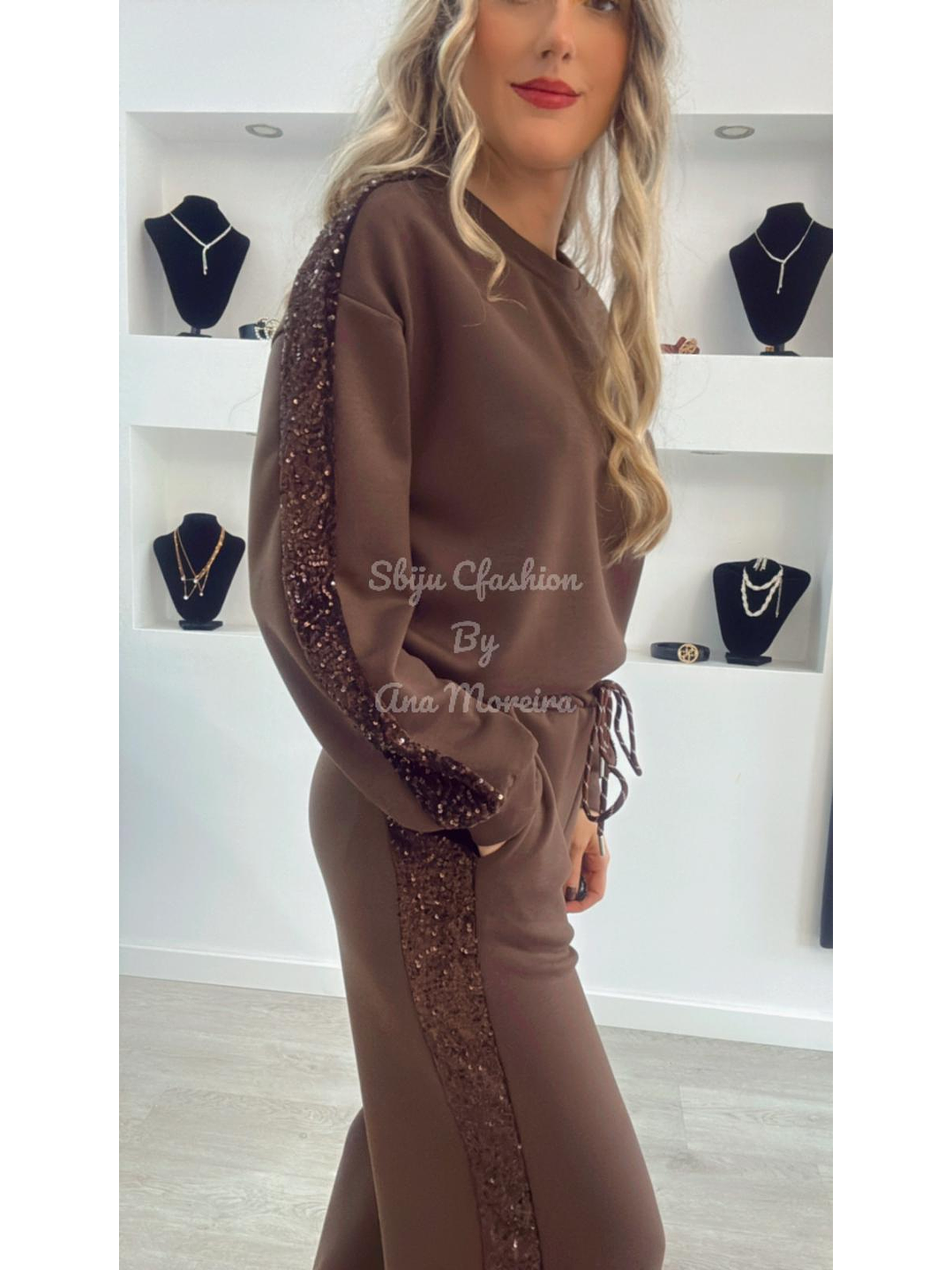 Fato de treino com risca lateral em lantejoulas - TU 5