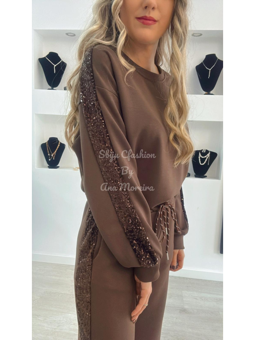 Fato de treino com risca lateral em lantejoulas - TU 3