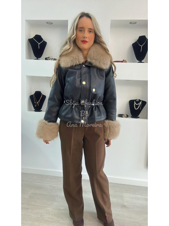 Casaca em ecopele ajustável na cinta com pelo interior 7