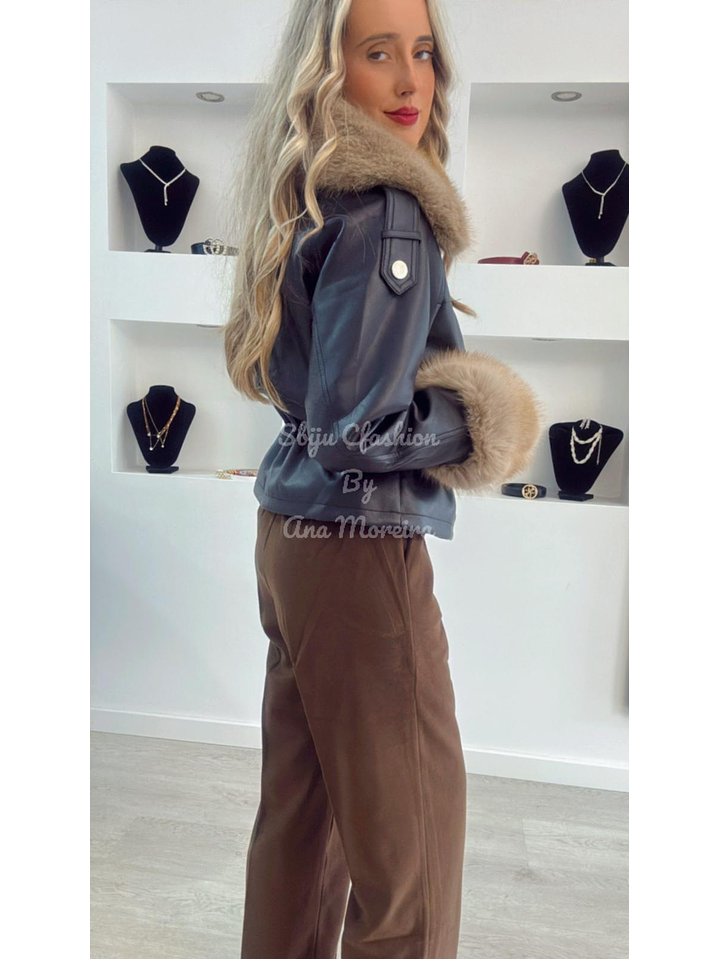 Casaca em ecopele ajustável na cinta com pelo interior 9