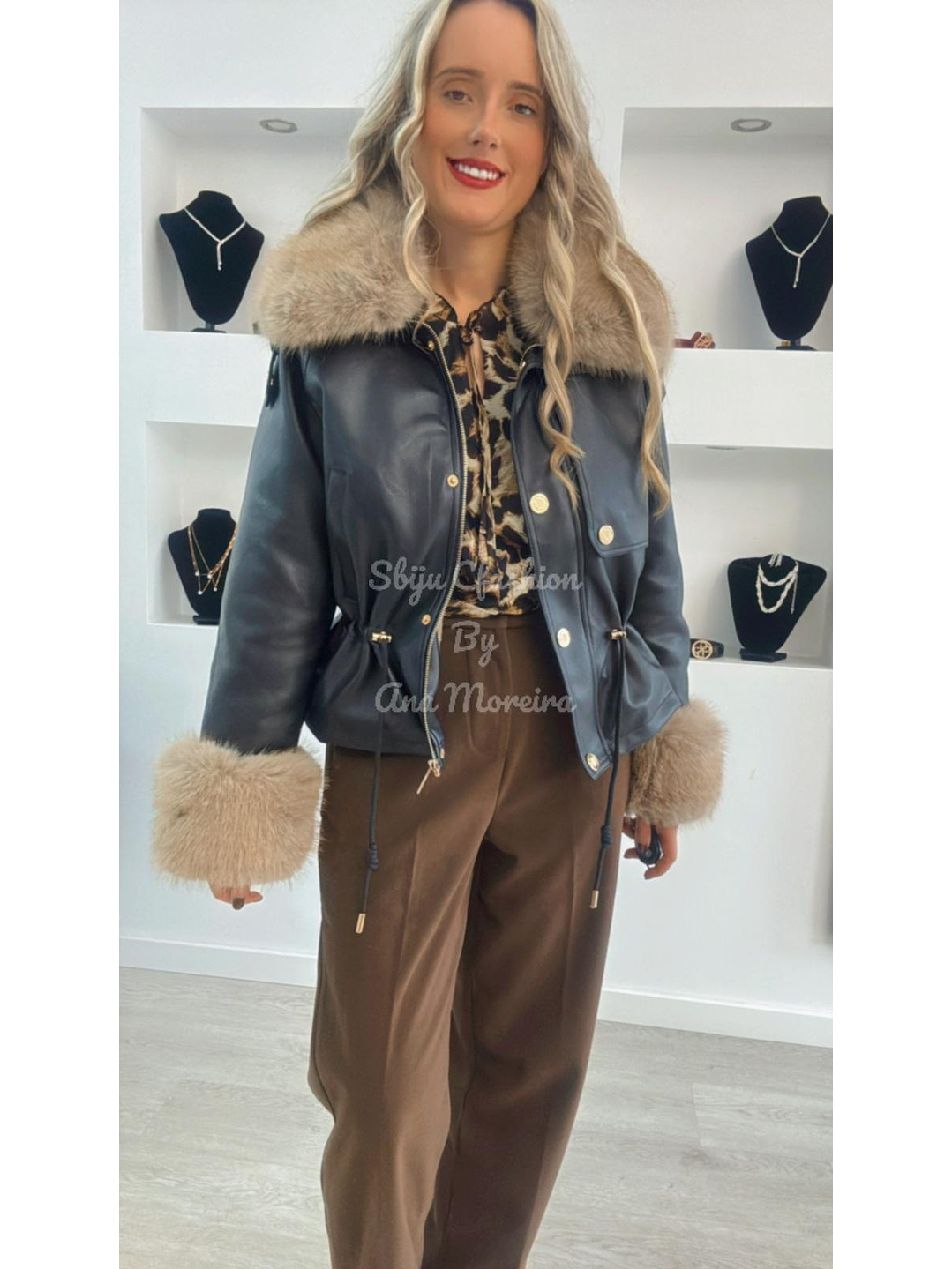 Casaca em ecopele ajustável na cinta com pelo interior 10