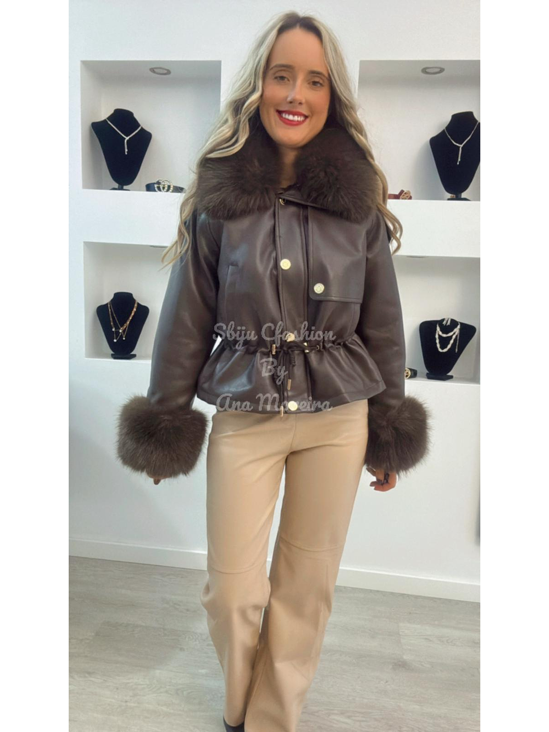 Casaca em ecopele ajustável na cinta com pelo interior 1