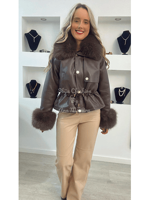 Casaca em ecopele ajustável na cinta com pelo interior