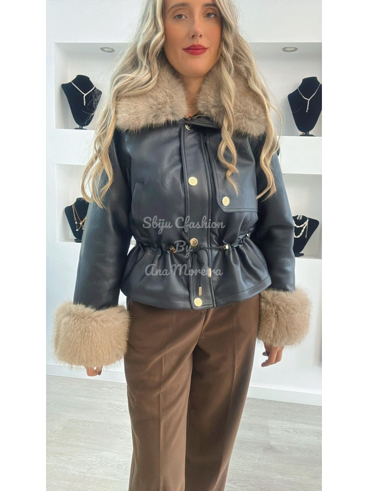 Casaca em ecopele ajustável na cinta com pelo interior 11